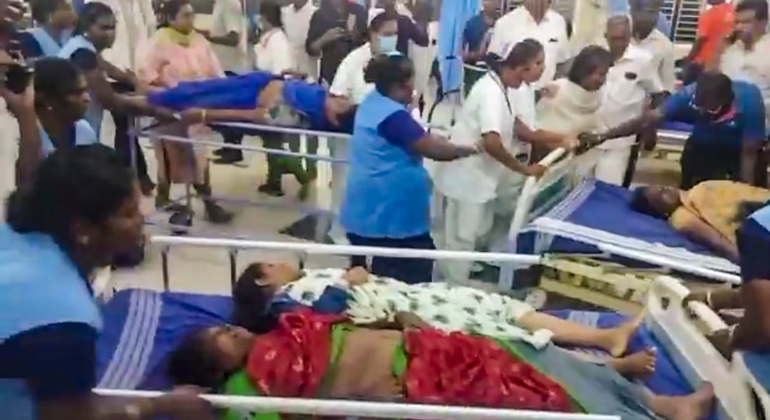 আরও অভিযোগ, কয়েকদিন আগেই একই জায়গায়   AIADMK সভা করেছিল, সেখানে কোনও দুর্ঘটনা হয়নি। তবে বিজয়ের সভায় ৩০ হাজার জনের সমাবেশের অনুমতি নিলেও সভাস্থলে ঢুকে পড়েন ৬০ হাজারের বেশি মানুষ। সেইকারণেই বিশৃঙ্খলা তৈরি হয়। 